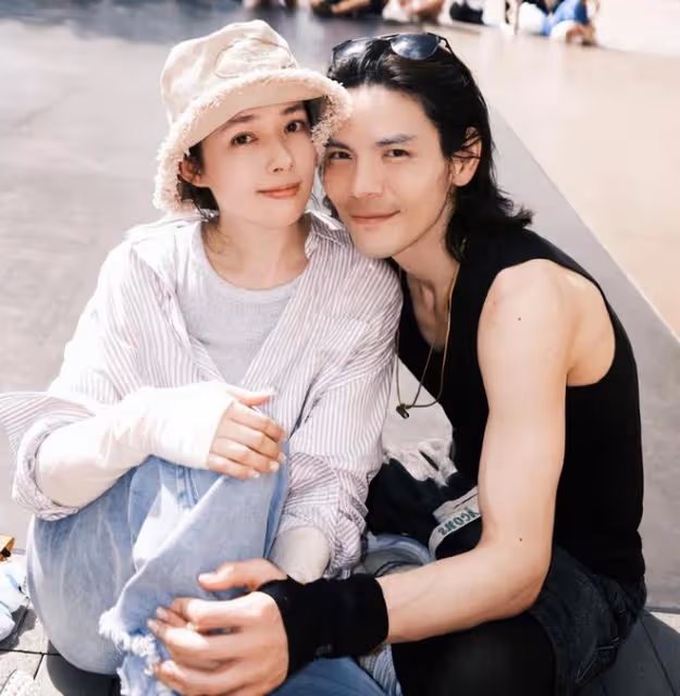 向佐郭碧婷帶娃游西湖,夫妻看日出恩愛比心,倆兒女被養得肉嘟嘟