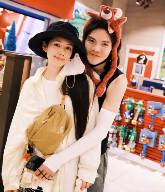 向佐郭碧婷帶娃游西湖,夫妻看日出恩愛比心,倆兒女被養得肉嘟嘟