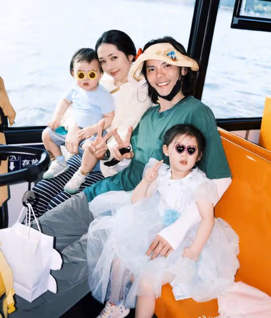 向佐郭碧婷帶娃游西湖,夫妻看日出恩愛比心,倆兒女被養得肉嘟嘟