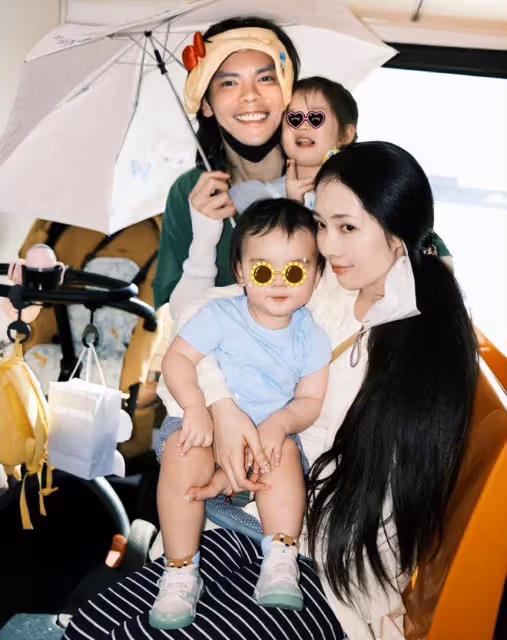 向佐郭碧婷帶娃游西湖,夫妻看日出恩愛比心,倆兒女被養得肉嘟嘟