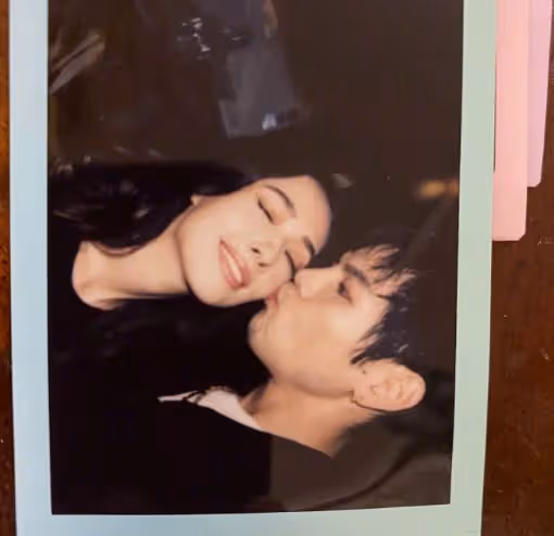 向佐郭碧婷帶娃游西湖,夫妻看日出恩愛比心,倆兒女被養得肉嘟嘟