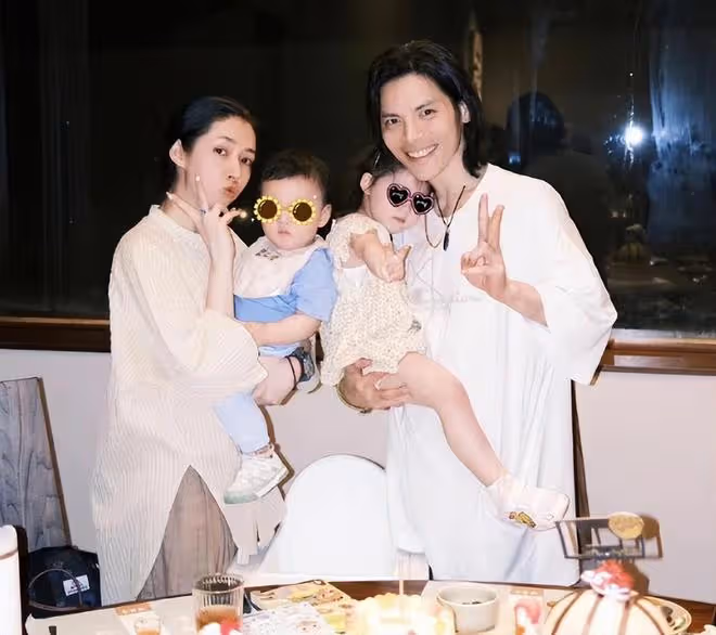 向佐郭碧婷帶娃游西湖,夫妻看日出恩愛比心,倆兒女被養得肉嘟嘟