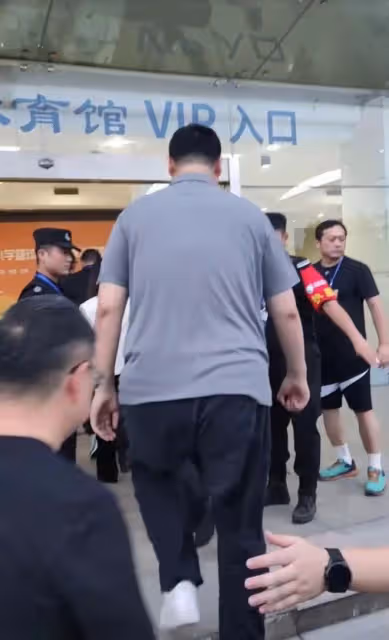 姚明攜全家現身，走路渾身肉都在顫抖，姚沁蕾又高又壯五官像爸爸
