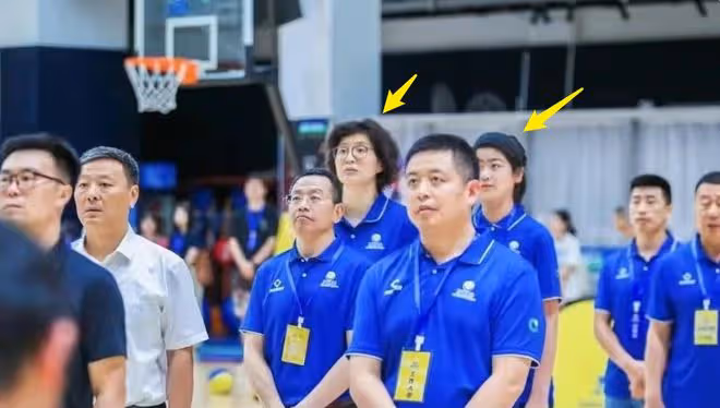 姚明攜全家現身，走路渾身肉都在顫抖，姚沁蕾又高又壯五官像爸爸