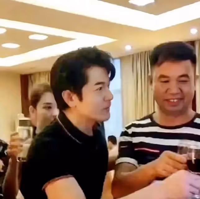58歲郭富城給岳父岳母敬酒，卑躬屈膝超謙卑，與方媛親戚打成一片