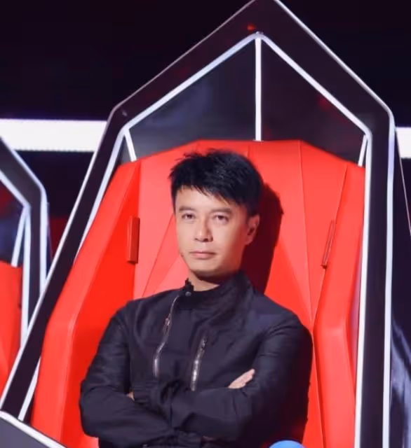 知情人曝好聲音導演扇耳光、踢倒李玟,現場男導師無動於衷