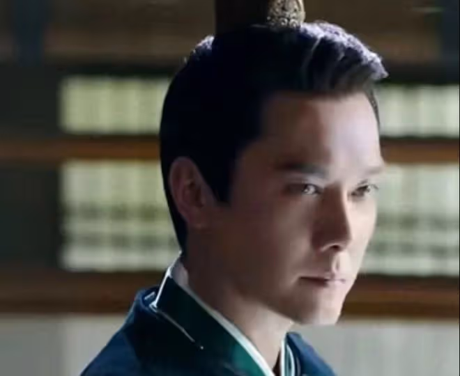 馮紹峰新劇開播差評一片!45歲強演26歲少年,臉部僵硬撞臉吳剛
