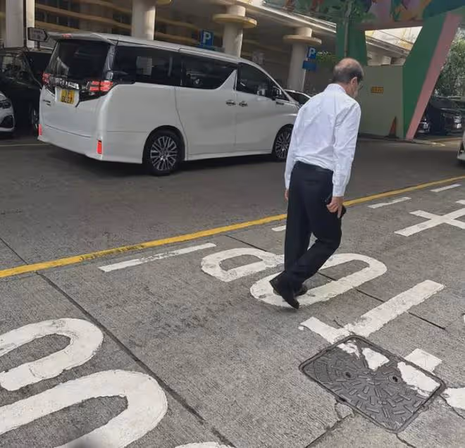96歲李嘉誠街頭被偶遇,穿西服背部微駝顯老態,身側4位保鏢跟隨