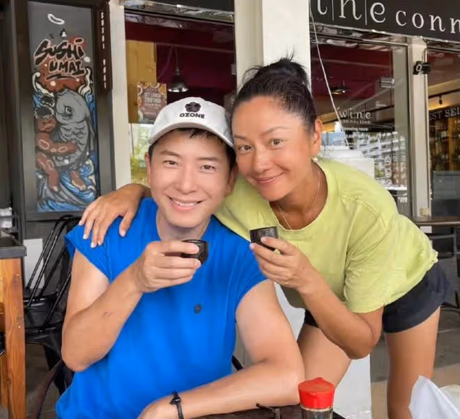 52歲瞿穎定居泰國,皮膚黝黑,住富人區至今未婚,曾遭李亞鵬劈腿