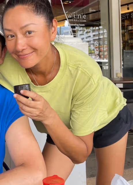 52歲瞿穎定居泰國,皮膚黝黑,住富人區至今未婚,曾遭李亞鵬劈腿