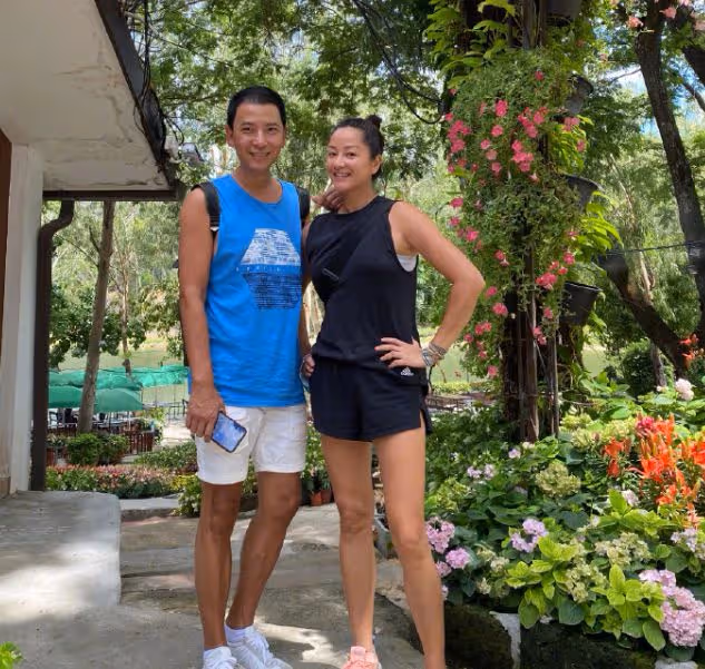 52歲瞿穎定居泰國,皮膚黝黑,住富人區至今未婚,曾遭李亞鵬劈腿