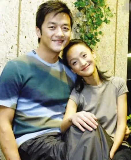 52歲瞿穎定居泰國,皮膚黝黑,住富人區至今未婚,曾遭李亞鵬劈腿