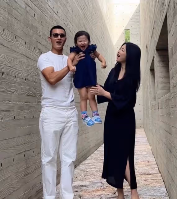 朱珠一家三口游大理,女兒為媽媽補妝,快2歲仍對奶嘴有癮惹爭議