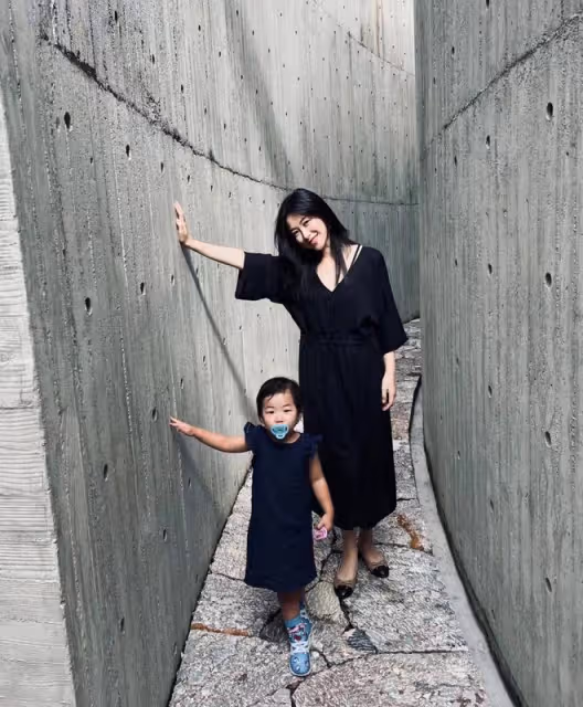 朱珠一家三口游大理,女兒為媽媽補妝,快2歲仍對奶嘴有癮惹爭議
