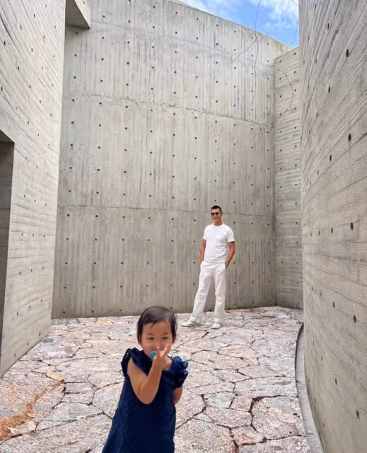 朱珠一家三口游大理,女兒為媽媽補妝,快2歲仍對奶嘴有癮惹爭議