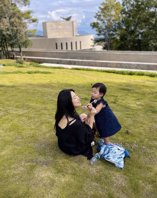 朱珠一家三口游大理,女兒為媽媽補妝,快2歲仍對奶嘴有癮惹爭議