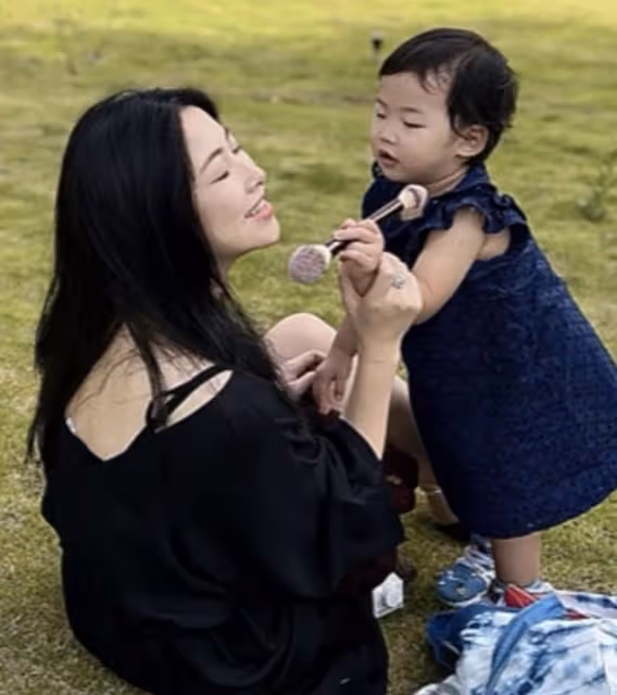朱珠一家三口游大理,女兒為媽媽補妝,快2歲仍對奶嘴有癮惹爭議