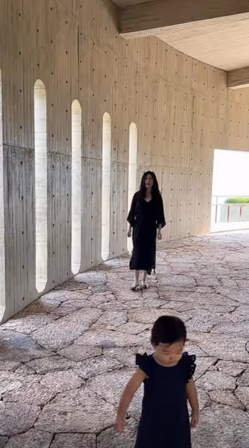 朱珠一家三口游大理,女兒為媽媽補妝,快2歲仍對奶嘴有癮惹爭議