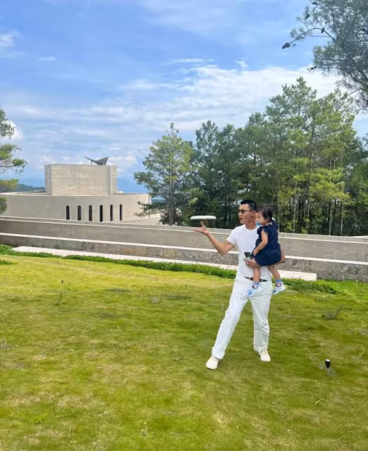 朱珠一家三口游大理,女兒為媽媽補妝,快2歲仍對奶嘴有癮惹爭議