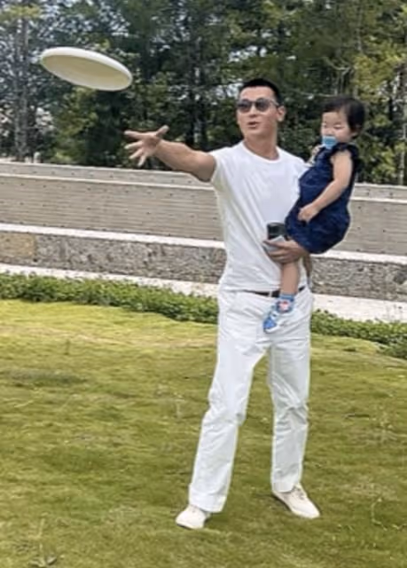 朱珠一家三口游大理,女兒為媽媽補妝,快2歲仍對奶嘴有癮惹爭議
