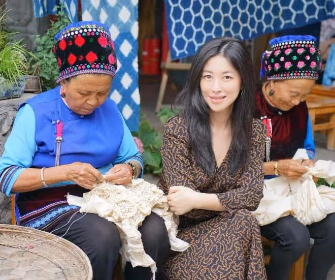 朱珠一家三口游大理,女兒為媽媽補妝,快2歲仍對奶嘴有癮惹爭議