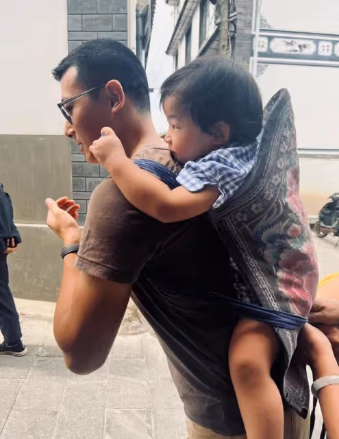 朱珠一家三口游大理,女兒為媽媽補妝,快2歲仍對奶嘴有癮惹爭議