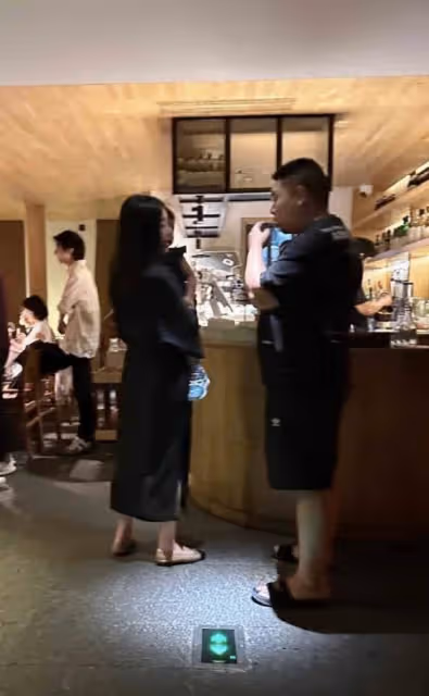 朱珠一家三口游大理,女兒為媽媽補妝,快2歲仍對奶嘴有癮惹爭議