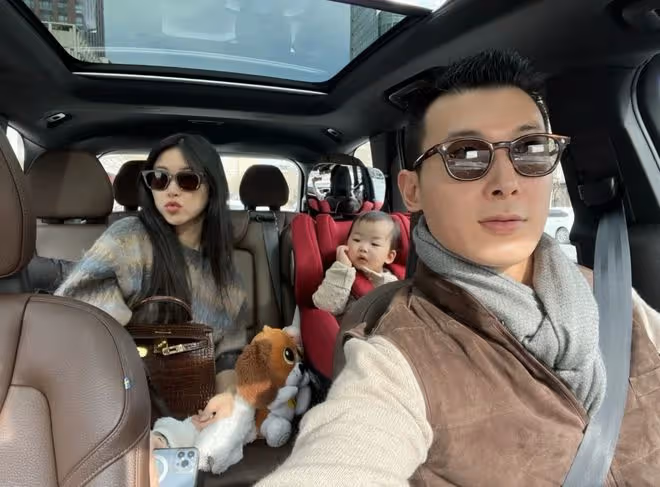 朱珠一家三口游大理,女兒為媽媽補妝,快2歲仍對奶嘴有癮惹爭議