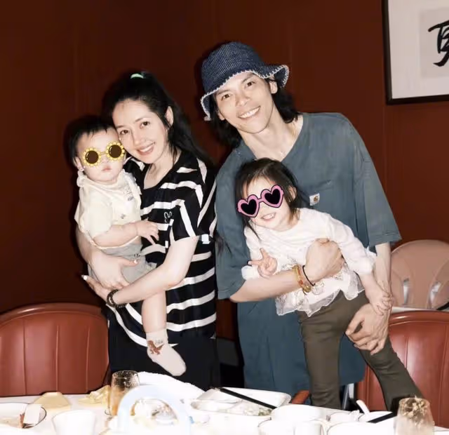 向佐曬與郭碧婷游西湖,首曝兒子高清正面照,弟弟似混血超像外公