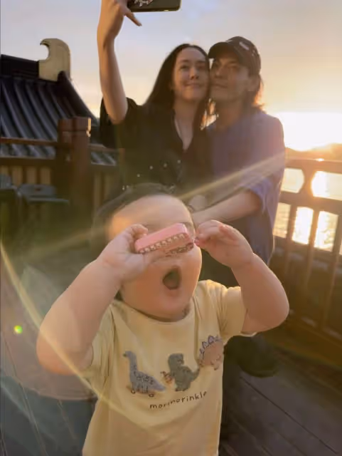 向佐曬與郭碧婷游西湖,首曝兒子高清正面照,弟弟似混血超像外公
