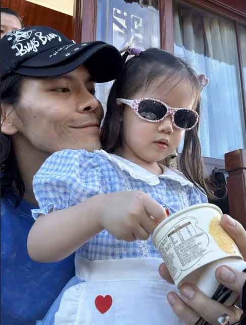 向佐曬與郭碧婷游西湖,首曝兒子高清正面照,弟弟似混血超像外公