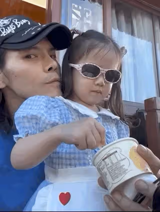 向佐曬與郭碧婷游西湖,首曝兒子高清正面照,弟弟似混血超像外公