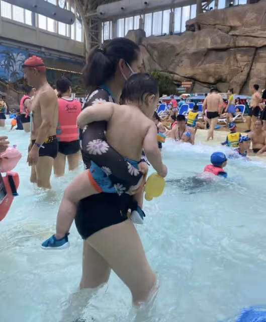 向佐曬與郭碧婷游西湖,首曝兒子高清正面照,弟弟似混血超像外公