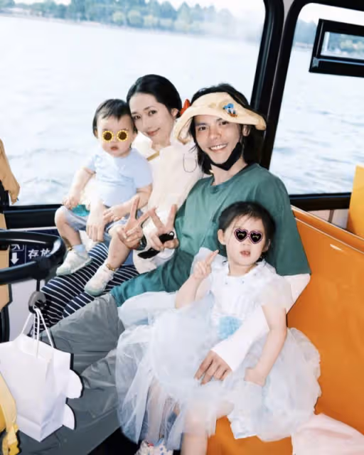 向佐曬與郭碧婷游西湖,首曝兒子高清正面照,弟弟似混血超像外公