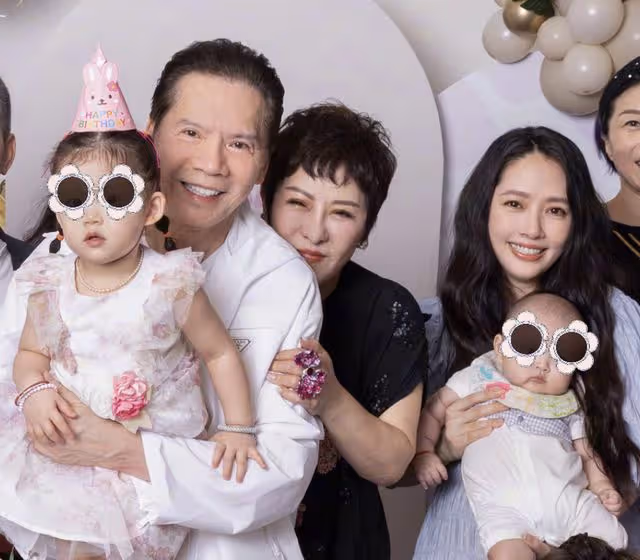 向佐曬與郭碧婷游西湖,首曝兒子高清正面照,弟弟似混血超像外公