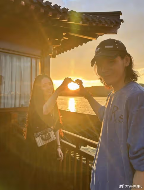 向佐曬與郭碧婷游西湖,首曝兒子高清正面照,弟弟似混血兒超像外公