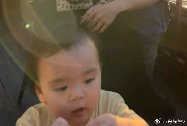 向佐曬與郭碧婷游西湖,首曝兒子高清正面照,弟弟似混血兒超像外公