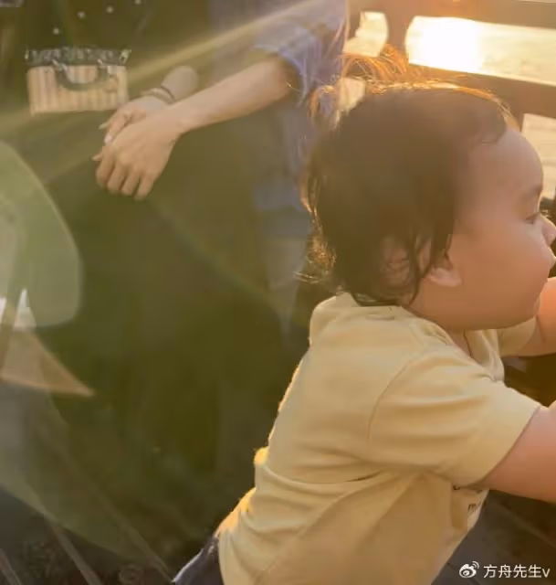 向佐曬與郭碧婷游西湖,首曝兒子高清正面照,弟弟似混血兒超像外公