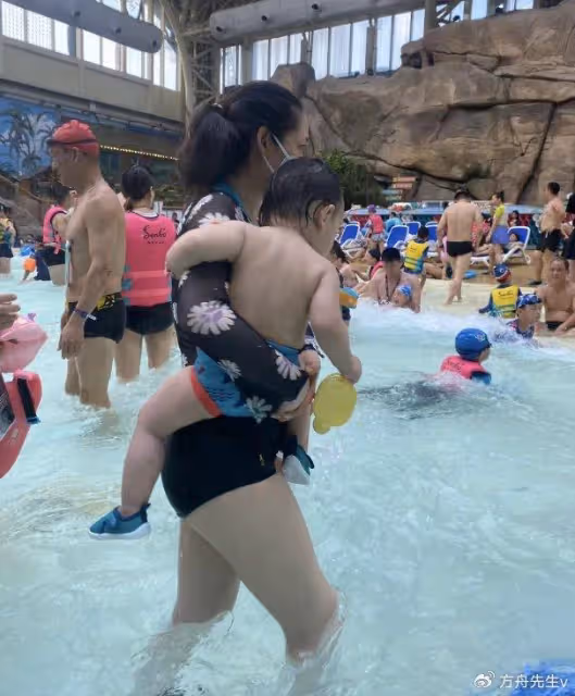 向佐曬與郭碧婷游西湖,首曝兒子高清正面照,弟弟似混血兒超像外公
