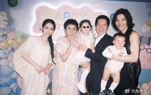 向佐曬與郭碧婷游西湖,首曝兒子高清正面照,弟弟似混血兒超像外公