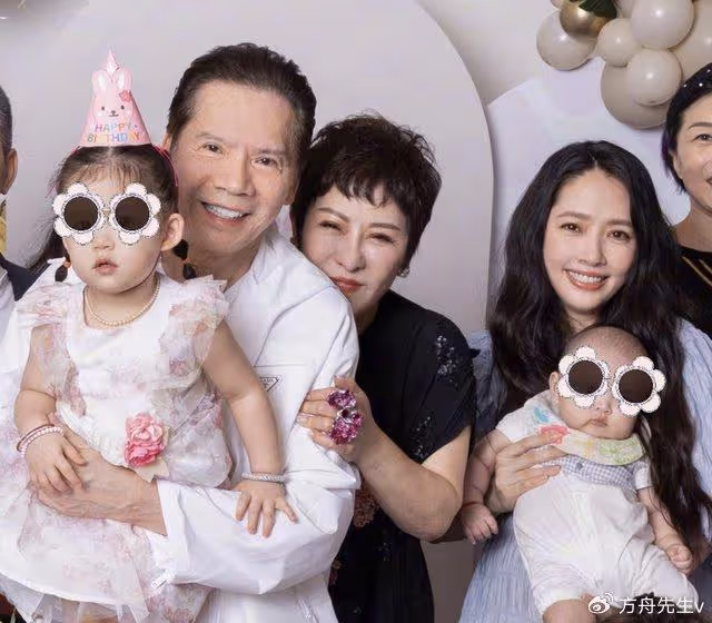 向佐曬與郭碧婷游西湖,首曝兒子高清正面照,弟弟似混血兒超像外公