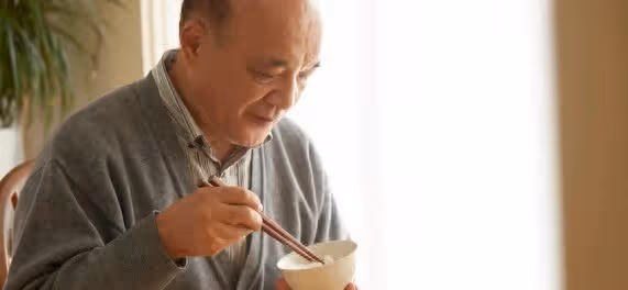 我伺候了婆婆8年,我爸來了我家住一天後,我把婆婆也趕了出去