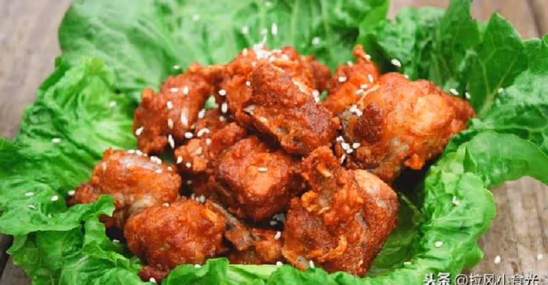 這盤香辣排骨的滋味，又讓隔壁家小孩嘴饞了，連骨頭都捨不得吐
