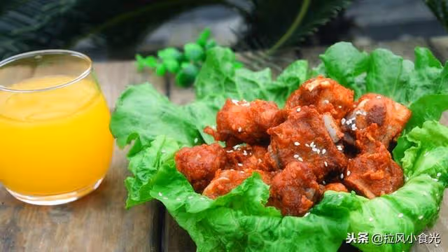 這盤香辣排骨的滋味,又讓隔壁家小孩嘴饞了,連骨頭都捨不得吐