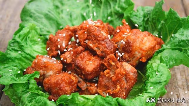 這盤香辣排骨的滋味,又讓隔壁家小孩嘴饞了,連骨頭都捨不得吐