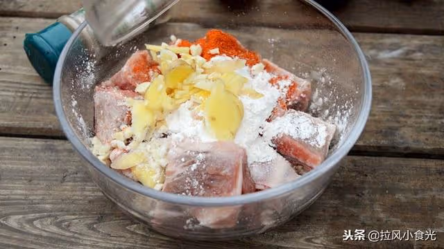 這盤香辣排骨的滋味,又讓隔壁家小孩嘴饞了,連骨頭都捨不得吐