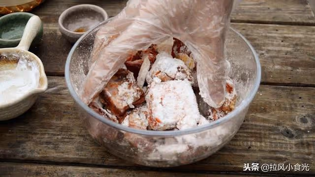 這盤香辣排骨的滋味,又讓隔壁家小孩嘴饞了,連骨頭都捨不得吐