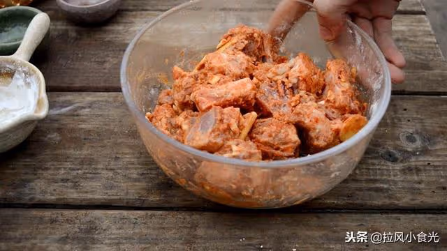 這盤香辣排骨的滋味,又讓隔壁家小孩嘴饞了,連骨頭都捨不得吐