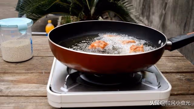 這盤香辣排骨的滋味,又讓隔壁家小孩嘴饞了,連骨頭都捨不得吐