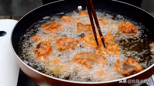 這盤香辣排骨的滋味,又讓隔壁家小孩嘴饞了,連骨頭都捨不得吐